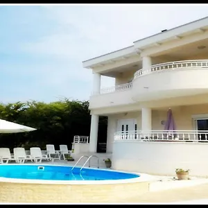 Bella By The Sea - Heated Pool, Jacuzzi, Sauna Apartment